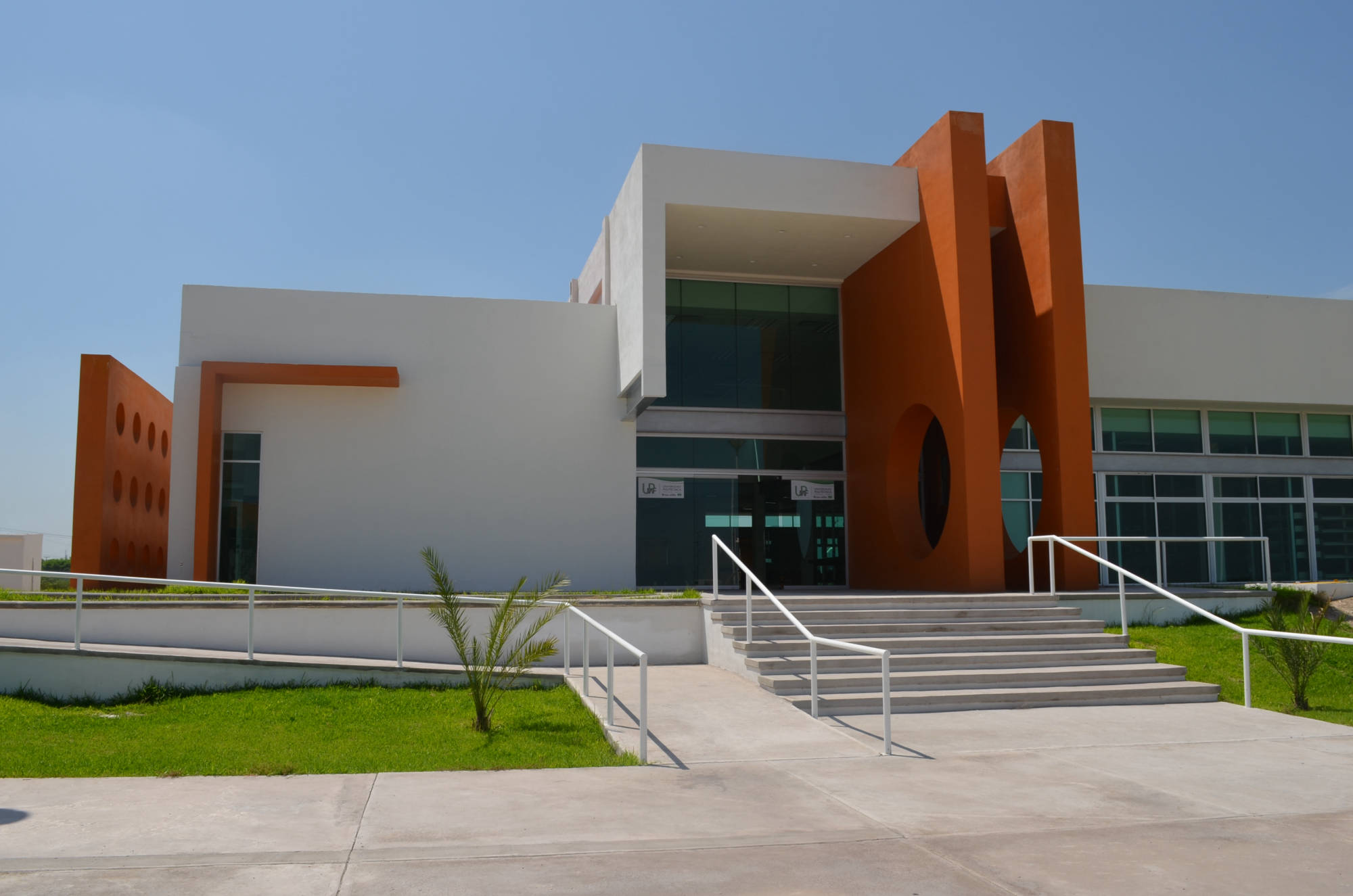 biblioteca-de-la-upmf-1-2000×1325